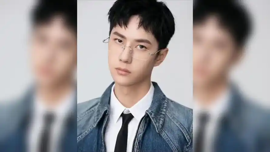 王一博戴眼镜未免也太帅了点,这样子谁敢说他不是男神?