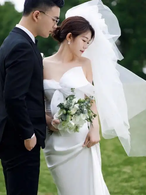 99的女生都不会错过的草坪婚纱照