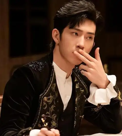 井柏然冲上热搜,"男女皆宜",诈骗上亿,网友:知人知面不知心