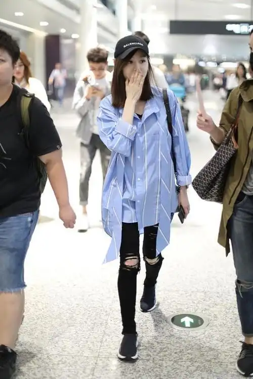 王心凌浪姐路透穿搭也火了一身黑色皮套装配渔网袜挺撩人