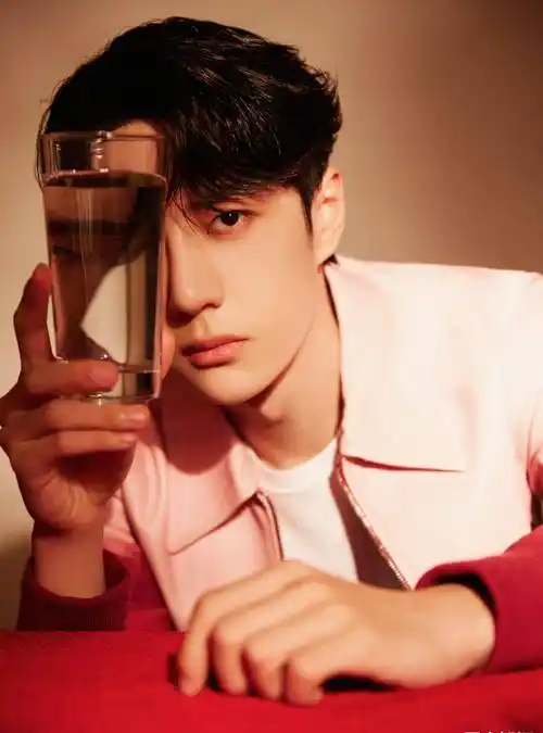 原创洛阳最新路透曝光王一博全新造型来袭抿嘴伸懒腰萌相十足