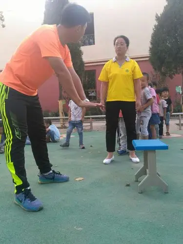 写美篇 跳山羊,是民间一种模拟山羊跳跃的儿童游戏,简单易行,既能锻炼