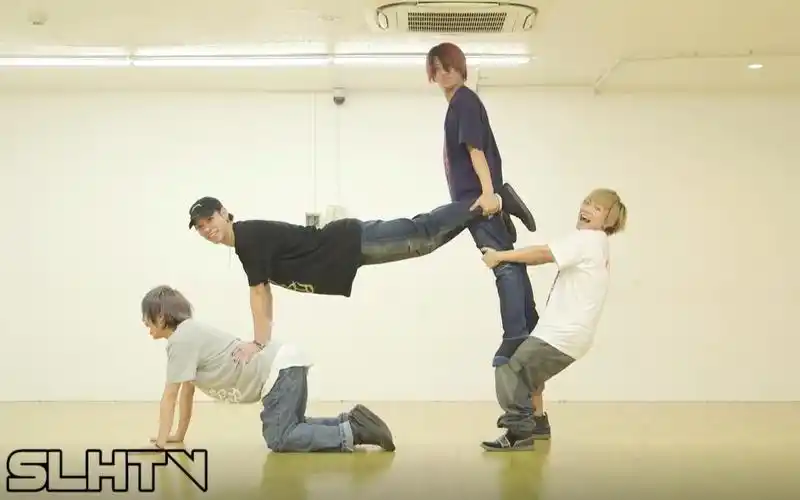 【slhtv】进行了奇怪姿势的四人拍摄(新作预告!