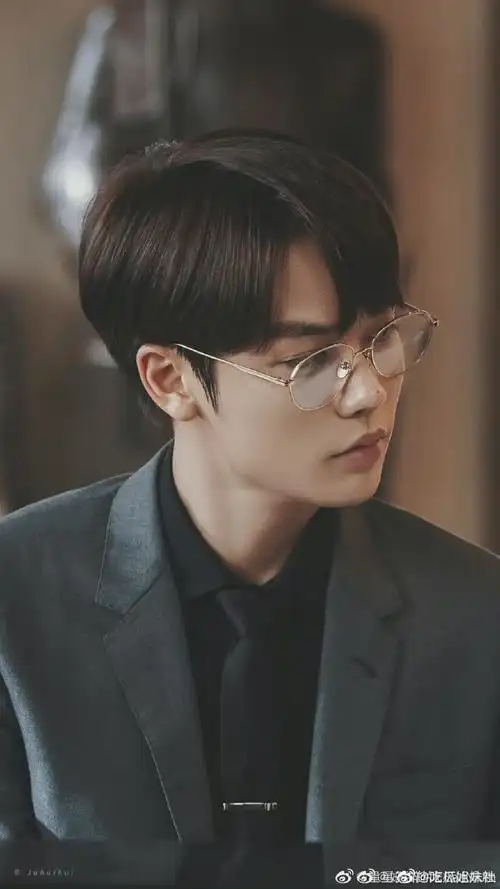 被林彦俊金丝眼镜狙击到