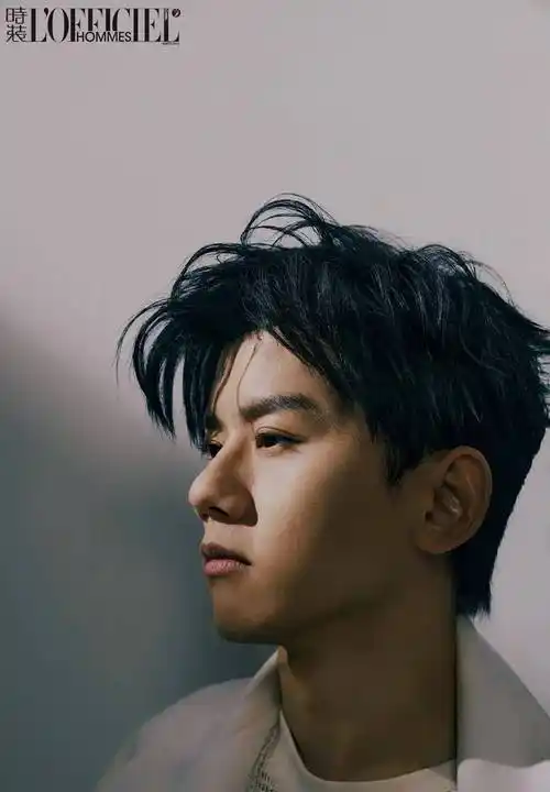 首次登上一线男士杂志封面,张杰换上网衫和白背心,太挑衅了_时尚_黑色