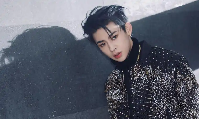 小鬼的长发脏辫造型中长发斜分造型生日会上扎起头发扎起头发 中分喷