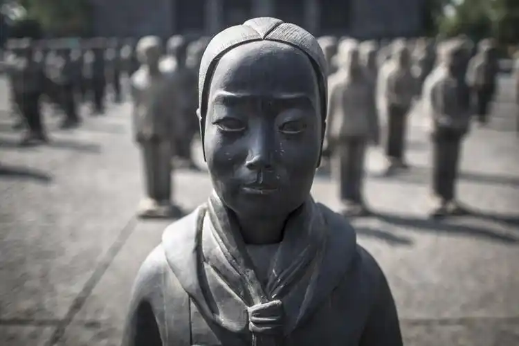 法国艺术家创作"女兵马俑" 关注性别失衡 艺术来源生活