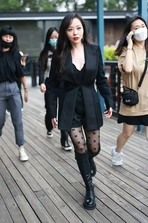 张靓颖真适合穿西装整个人看起来时髦又自信配过膝靴更有气场