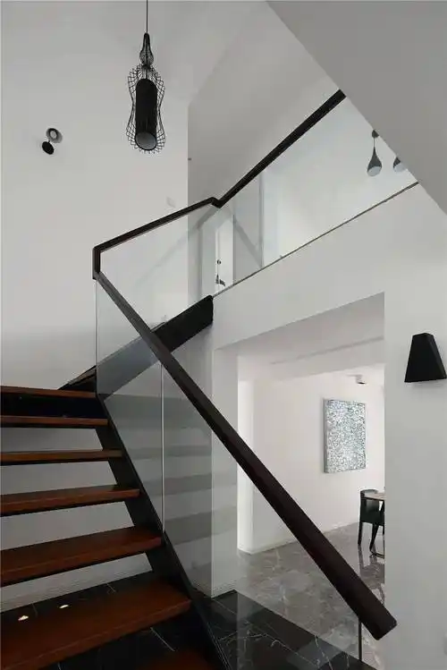 120㎡复式楼,现代简约装修,灰色大理石瓷砖的铺贴很时尚_设计_微信