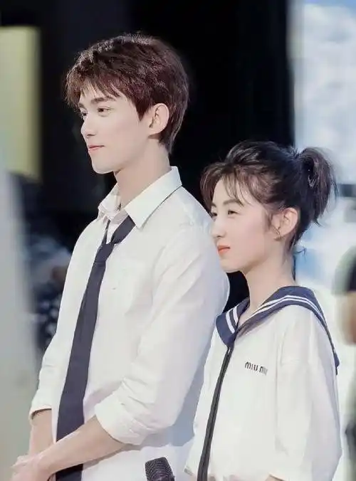 本以为吴磊迪丽热巴就很甜,看到吴磊和张子枫才发现,吴磊撒娇有多可爱