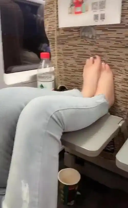 张馨予坐高铁脱鞋晒脚丫子被批没素质!本尊争辩没做错!_袜子