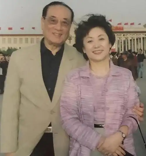 高山英子是日本东京人,她嫁了中国丈夫,生有一子,丈夫早逝,她带儿子回