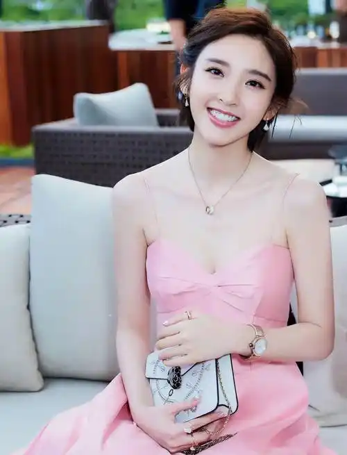 女神新高度!32岁的唐艺昕,身材曲线撩人,每一帧都令人窒息这谁顶得住