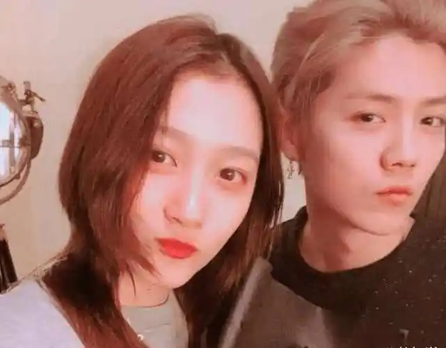 鹿晗后又一男爱豆大秀恋情!看到女朋友是谁,粉丝们看法不一样了.