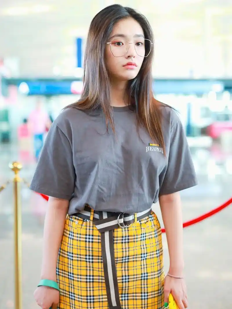 林允机场私服 女明星没睡醒赶飞机是怎样的 林允今日份机场私服穿搭