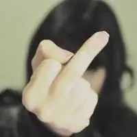 竖中指超拽的女生霸气头像_看不见脸的各种鄙视手势