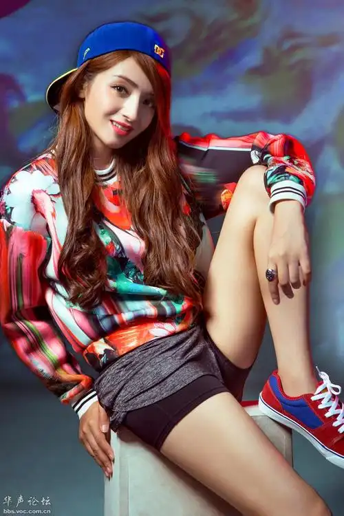 麦迪娜笑容甜美演绎运动性感风