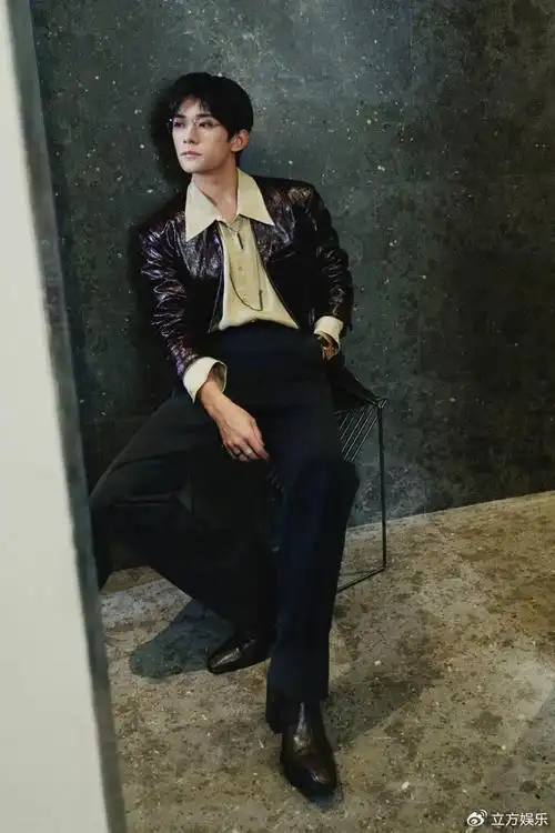 易烊千玺中分发型侧颜完美穿棕红色夹克帅气有型