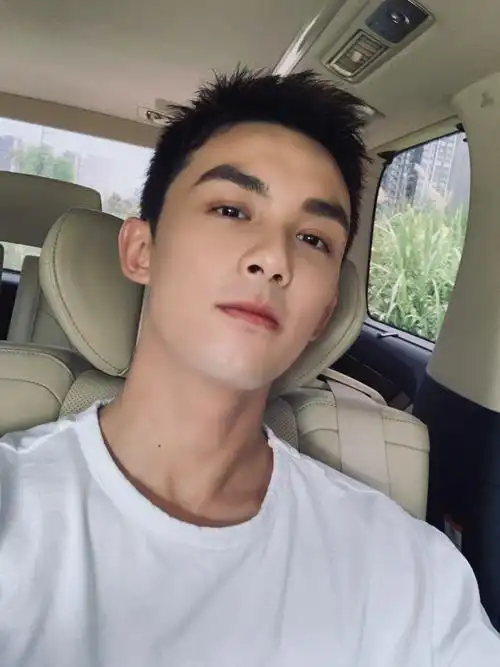 吴磊亮相新戏《穿越火线》开机仪式 寸头新造型演绎电竞文男主