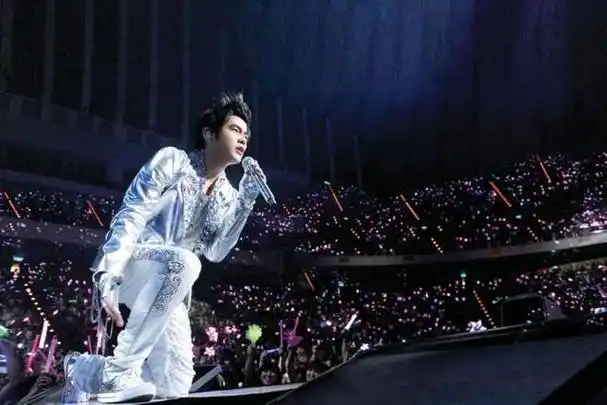 周杰伦演唱会华丽舞台下的音乐盛宴