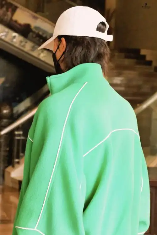 朱正廷,绿油油的外套格外提神,虽然帽子口罩很严实挡住脸蛋,但是全身