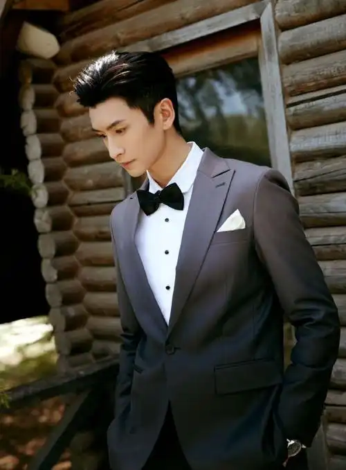 张云龙这种身材比例好的帅哥真的好适合穿西装啊,有一种温文尔雅风度