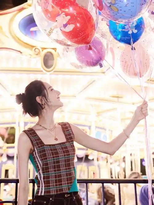 大概就是迪丽热巴在迪士尼的样子吧～@dear-迪丽热巴佩戴missoma罗马