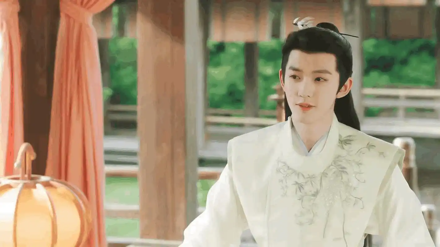 刚开始看邓为大笑的图片确实觉得报看, 法令纹明显, 五官变化很大, 还