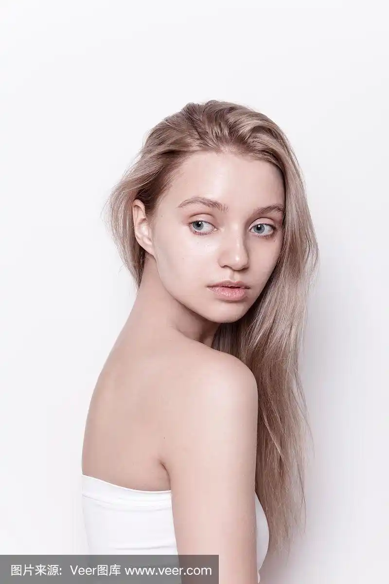 美丽年轻的金发女子肖像素颜自然美时尚模特特写大头照