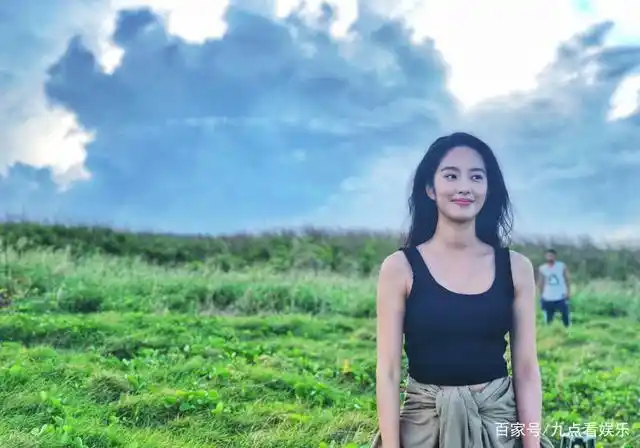 在某个网站中,就有网友po出杨采钰整容前的照片,前后对比简直判若两人