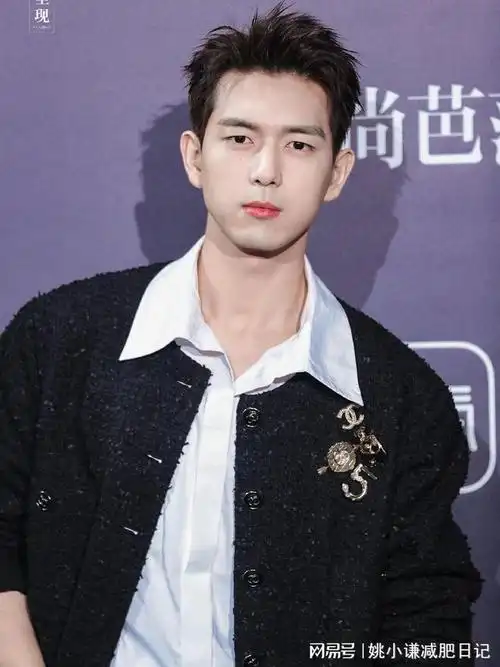 如果你现在看到李现银幕上的型男形象,很难相信他曾经是个体重超过了