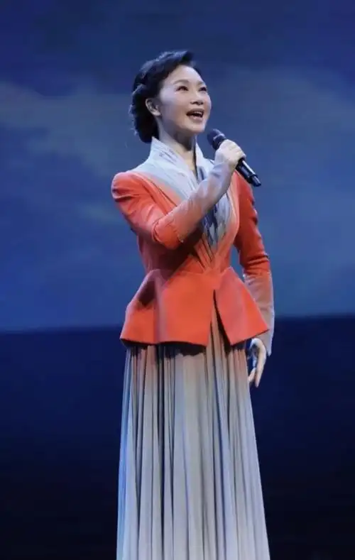 除了抽空健身以外,作为国家一级演员和著名歌唱家,近些年的吕薇其实