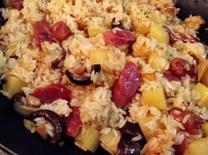 香菇腊肠土豆焖饭(电饭煲版)