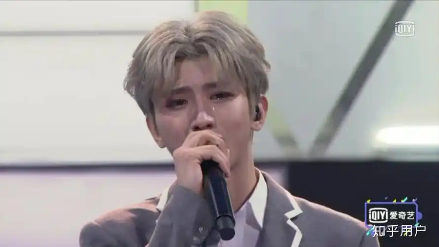 蔡徐坤总决赛c位登顶时 为什么哭的很伤心?