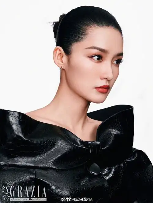 李沁红秀六月刊封面##李沁的红秀封面简约大气