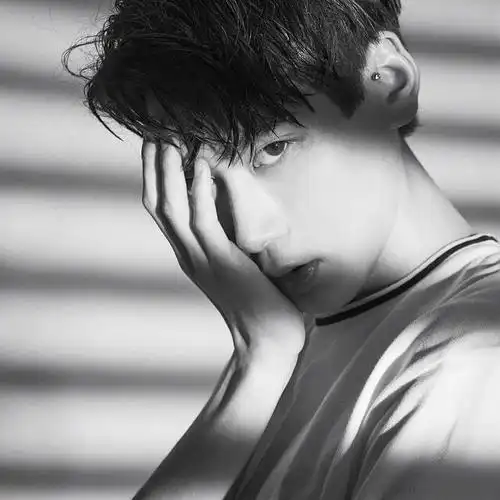 男生黑白复古头像