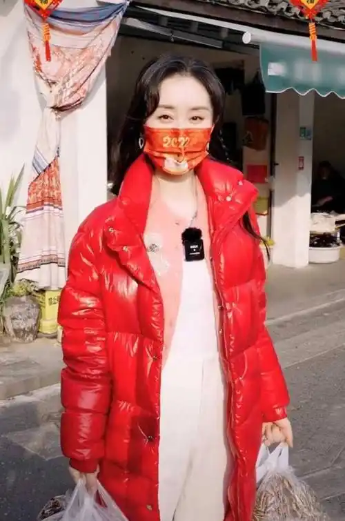 舒畅买年货穿得真高调穿大红色羽绒服逛街气质好惊艳