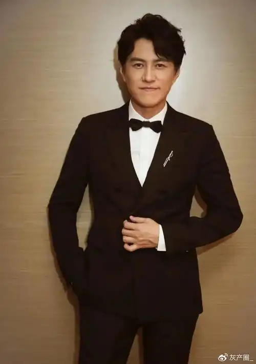 靳东的阿姨粉事情还得从2021年10月说起甚至表示自己心甘情愿被骗一再