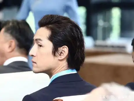 胡歌现身活动现场,西装革履非常帅气,看到侧脸网友:这是谁?