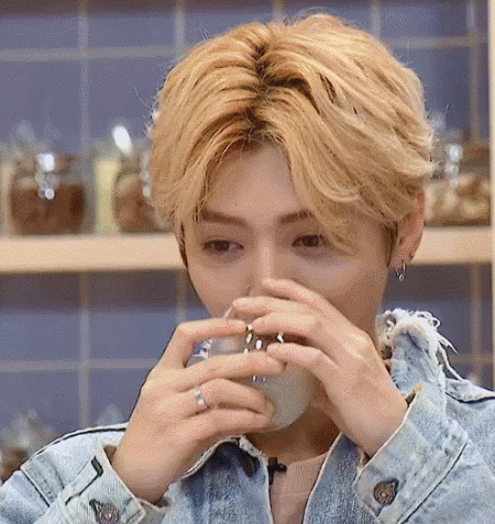 鹿晗喝茶撇嘴金色头发gif动图_动态图_表情包下载_soogif