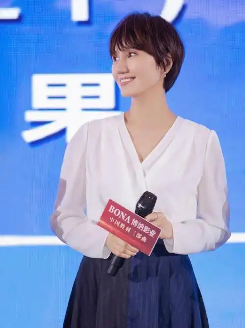 袁泉真没明星架子白色卫衣配牛仔裤简单舒适朴素自然