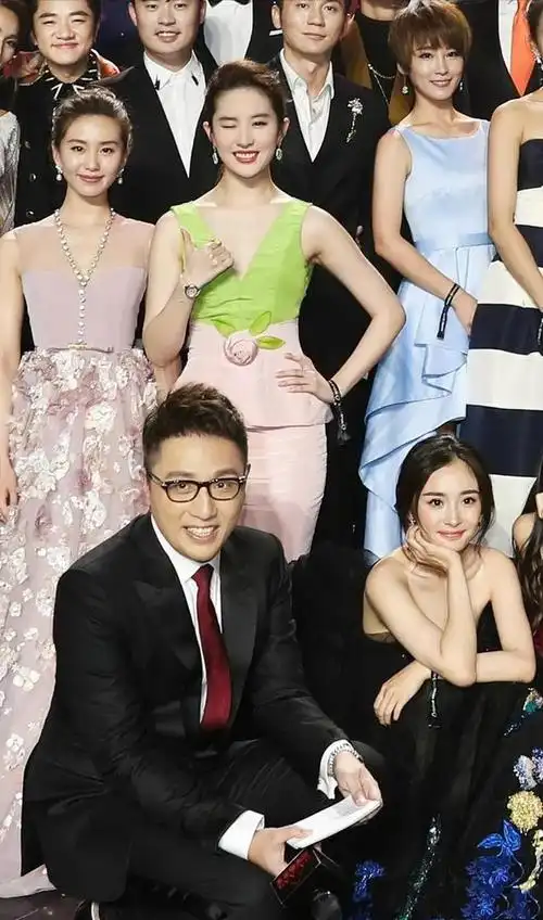 当杨幂同框刘亦菲,才知仪态多重要!一个美如名媛,一个像小丫头