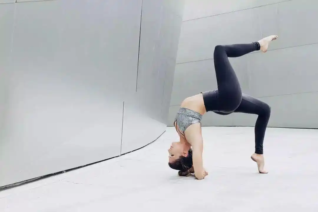 当红女星毛晓彤,一袭绿色长裙展露身材,强大气场艳压群芳