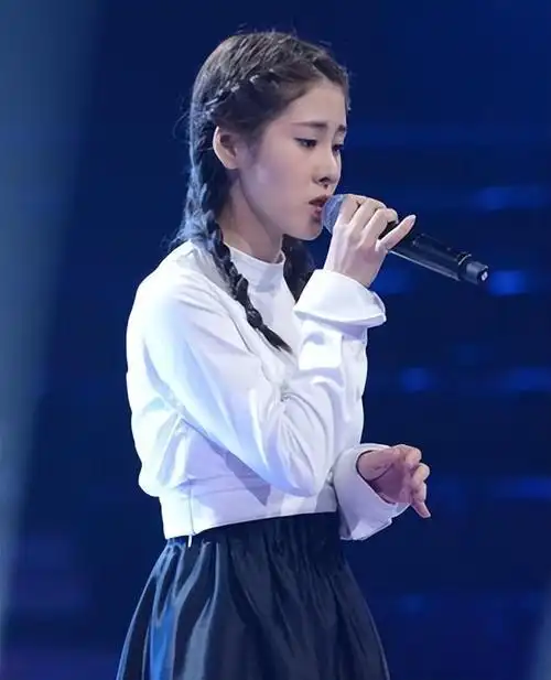 2021年,突然有人爆料个娱乐圈的大瓜:张碧晨给孩子上户口,孩子爸爸是