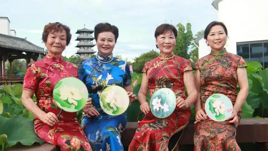 助力黄山文创小镇营销推广 老年大学旗袍佳丽一展风采