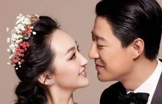 在感情方面,其实,于震之前有过一段不幸福的婚姻,他的前妻也是演员