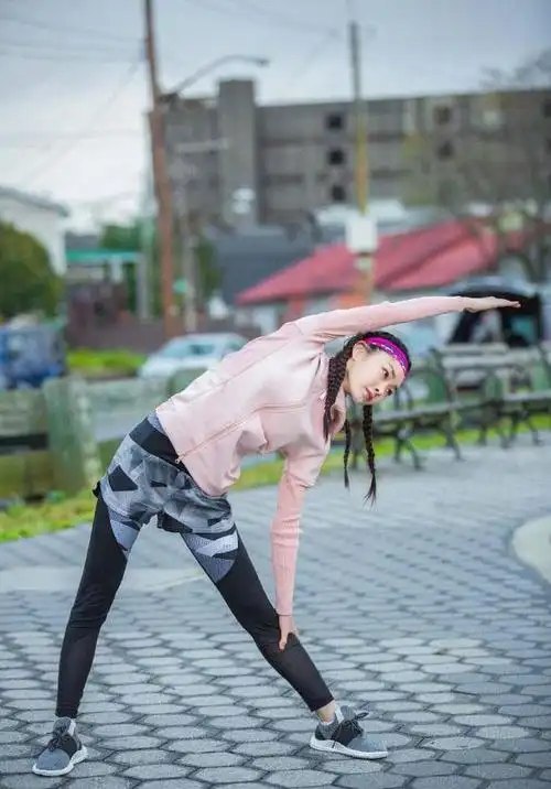 宋轶这几张运动图火了!敢穿运动服亮相,瑜伽塑造气质效果好