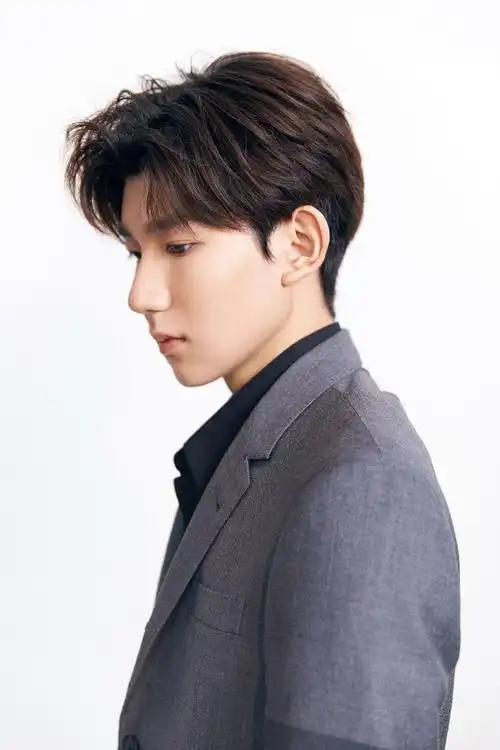 王源最近的这个中分复古发型也是前所未见,前不久还为这个造型专门