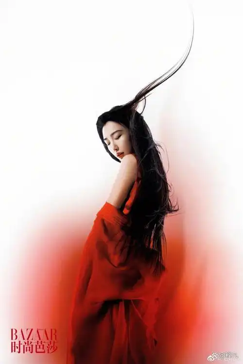 最近,著名女星毛晓彤登上《时尚芭莎》杂志的封面,她身穿一袭露肩的红