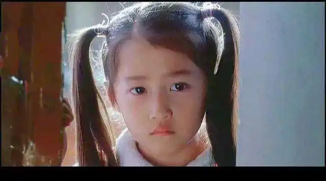 虽然,有着"国民闺女"之称的关晓彤,小时候演戏还是有几分灵气.